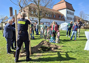 Tag der offenen Tür - Baum pflanzen mit Herrn Graichen und Herrn Orban