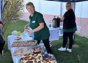 Kuchenstand mit Isabell und Birgit